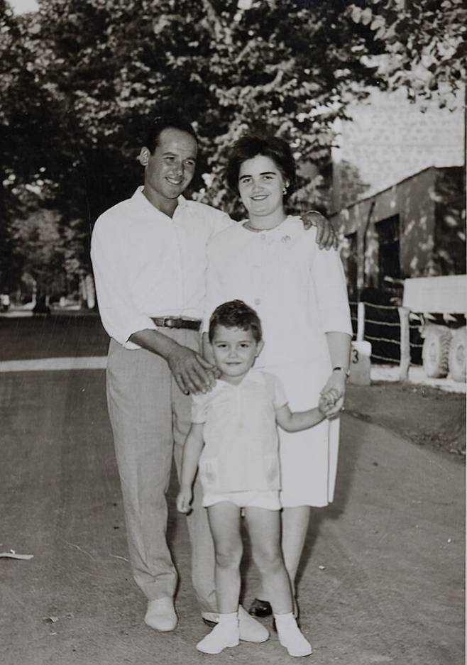 어린 시절의 김하종 신부와 그의 어머니·아버지