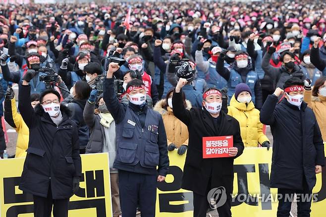 구호 외치는 민중총궐기 참가자들 (서울=연합뉴스) 류영석 기자 = 15일 오후 서울 여의도공원에서 열린 2022 민중총궐기 대회에서 참가자들이 구호를 외치고 있다. 2022.1.15 ondol@yna.co.kr