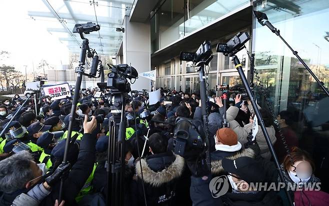 MBC 항의방문한 국민의힘 (서울=연합뉴스) 국민의힘 김기현 원내대표와 의원들이 14일 오전 서울 마포구 상암동 MBC 사옥 앞에서 윤석열 대선 후보 배우자 김건희씨의 '7시간 통화 녹취록'을 보도 예고한 MBC를 항의 방문하고 있다. 2022.1.14 [국회사진기자단] toadboy@yna.co.kr