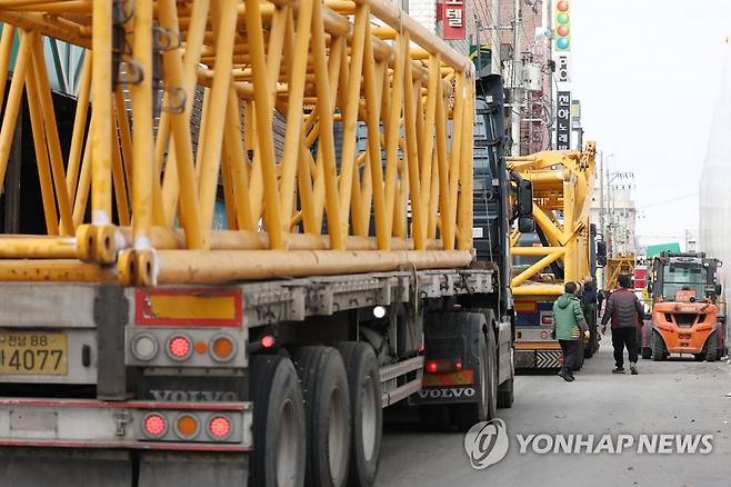 옮겨지는 해체 크레인 부품들 (광주=연합뉴스) 김도훈 기자 = 광주 서구 화정동 신축아파트 붕괴사고 닷새째인 15일 오전 사고 현장에서 해체 크레인 부품들이 옮겨지고 있다. 2022.1.15 superdoo82@yna.co.kr