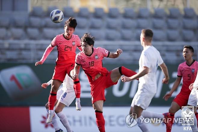 엄지성 골 (서울=연합뉴스) 15일(한국시간) 터키 안탈리아의 마르단 스타디움에서 열린 축구 국가대표팀 한국과 아이슬란드의 친선경기. 
    엄지성(24번)이 골을 성공시키고 있다. 2022.1.15 [대한축구협회 제공. 재판매 및 DB금지] photo@yna.co.kr