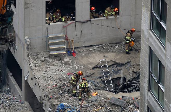 광주 신축 아파트 붕괴 사고 엿새째에 접어든 16일 오전 119구급대원들이 구조활동하고 있다.(사진=연합뉴스)