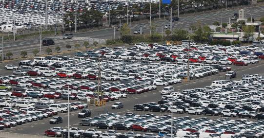 현대자동차 울산공장 수출선적부두와 야적장에 공장에서 생산된 완성차들이 수출을 위해 대기하고 있는 모습.(사진=연합뉴스)