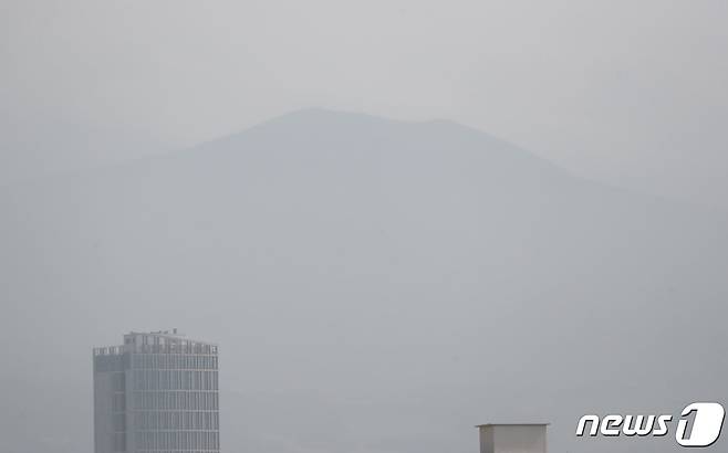 제주 전역에 미세먼지 경보가 발효된 8일 오후 제주시 용담해안도로에서 바라본 한라산이 미세먼지에 가려 흐리게 보이고 있다.2021.5.8/뉴스1 © News1 오현지 기자