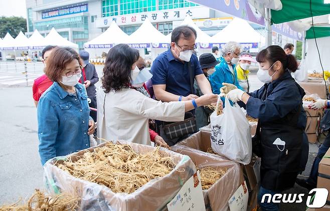 증평군의 농·특산물 직거래 판매실적이 코로나19 장기화에도 불구하고 늘어난 것으로 집계됐다. 사진은 지난해 운영한 워킹스루 직판장.(증평군 제공)© 뉴스1