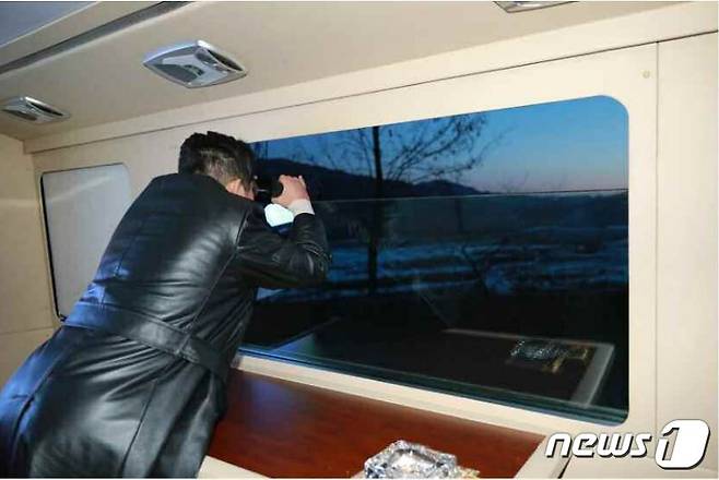 (평양 노동신문=뉴스1) = 김정은 북한 조선노동당 총비서가 지난 11일 극초음속미사일 시험발사를 지켜보고 있다. [국내에서만 사용가능. 재배포 금지. DB 금지. For Use Only in the Republic of Korea. Redistribution Prohibited] rodongphoto@news1.kr
