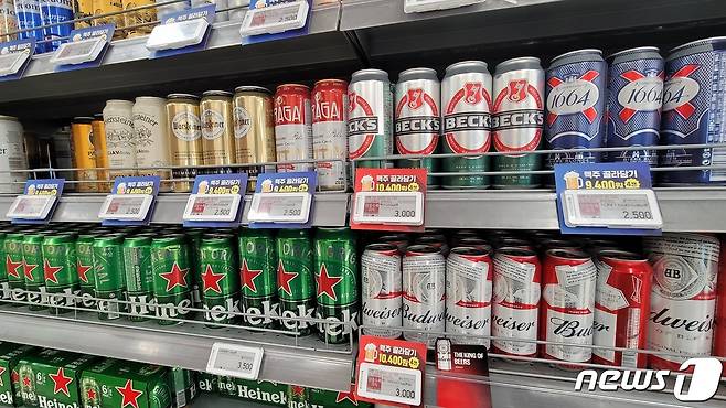 서울의 한 이마트 매장에서 맥주 4캔 묶음 할인 행사가 진행되고 있다. © 뉴스1 이주현 기자