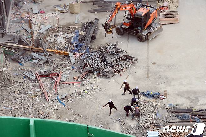 16일 오전 광주 서구 화정동 '현대산업개발 아파트 신축공사 붕괴사고' 현장에서 소방당국이 인명구조견과 함께 실종자 수색을 하고 있다. 지난 11일 오후 3시46분쯤 현대산업개발이 시공 중인 화정동 아이파크 신축 공사 현장 201동 건물이 38층부터 23층까지 무너져 작업자 6명이 실종됐다. 6명 중 1명은 숨진 채 발견됐고 나머지 5명의 생사 여부는 확인되지 않고 있다. 2022.1.16/뉴스1 © News1 정다움 기자