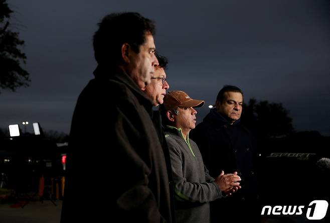 텍사스 유대교 예배당에서 15일(현지시간) 인질극이 벌어진 가운데 예배당 사람들이 언론과 인터뷰 하고 있다. © 로이터=뉴스1 © News1 원태성 기자