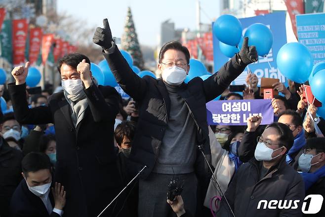 매타버스 시즌2 민생투어를 재개한 이재명 더불어민주당 대선 후보와 이광재 의원이 16일 오후 강원도 강릉시 중앙성남전통시장을 방문해 두 주먹을 번쩍 들어올리며 지지를 호소하고 있다. 2022.1.16/뉴스1 © News1 오대일 기자