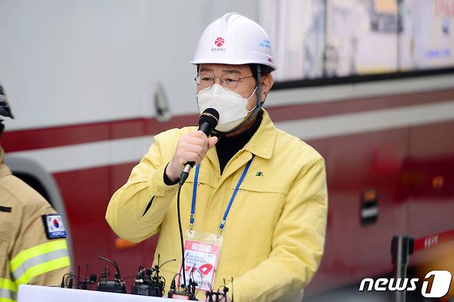 이용섭 광주시장이 16일 오후 광주 서구 화정동 '현대산업개발 아파트 신축공사 붕괴사고' 현장에서 수색 상황 브리핑을 하고 있다. 2022.1.16/뉴스1 © News1 정다움 기자