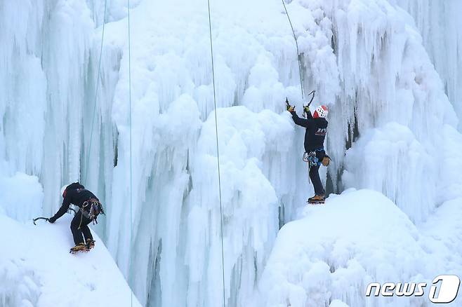 강원 인제군 용대리 매바위 폭포에서 강원소방 119 산악구조대 대원들이 빙벽을 오르고 있다. 2022.1.4/뉴스1 © News1 임세영 기자