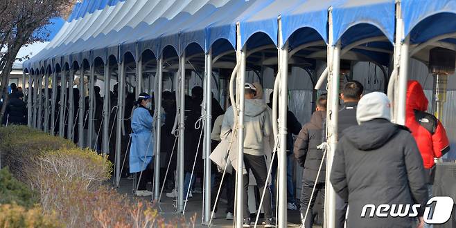 16일 경북 포항시 남구 보건소 신종코로나바이러스 감염증(코로나19)선별진료소에 수 백여명의 시민들이 줄을 서서 검사를 기다리고 있다. 2022.1.16/뉴스1 © News1 최창호 기자