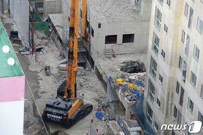 16일 오후 광주 서구 화정동 '현대산업개발 아파트 신축공사 붕괴사고' 현장에서 소방당국이 인명구조견과 함께 실종자 수색을 하고 있다. 지난 11일 오후 3시46분쯤 현대산업개발이 시공 중인 화정동 아이파크 신축 공사 현장 201동 건물이 38층부터 23층까지 무너져 작업자 6명이 실종됐다. 6명 중 1명은 숨진 채 발견됐고 나머지 5명의 생사 여부는 확인되지 않고 있다. 2022.1.16/뉴스1 © News1 정다움 기자