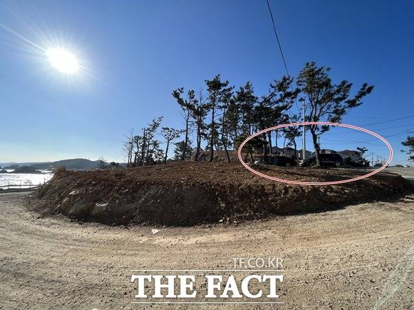 포항시 남구 장기면 계원리 일부 주민들이 포항시가 지난해 12월15일 계원리 산10-3번지 일대 1만2807㎡ 대지에 체험농장, 야영장, 기반시설 등 이 들어서는 관광농원 개발 허가한 관광농원 공사로 인한 소음으로 숙박업소 손님들이 잠을 이루지 못하고 있다고 피해를 호소 하고 있다.사진 빨간 원안이 공사현장에 인접한 숙박업소./포항=오주섭기자