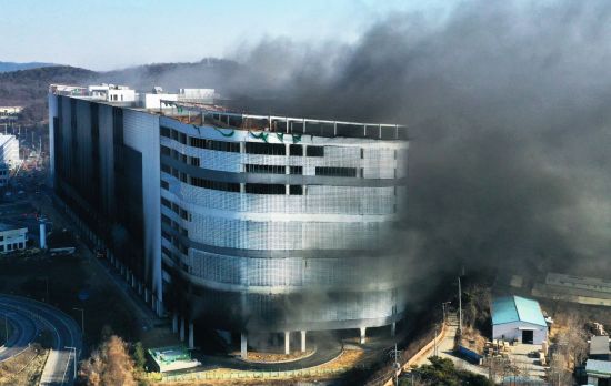 지난 6일 경기도 평택시의 한 신축 공사현장에 화재가 발생해 연기를 내뿜고 있다. [이미지출처=연합뉴스]