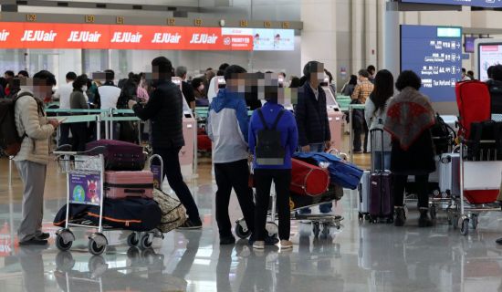 지난해 11월5일 인천공항에서 제주항공 치앙마이행 승객들이 짐을 부치고 있다. [이미지출처=연합뉴스]