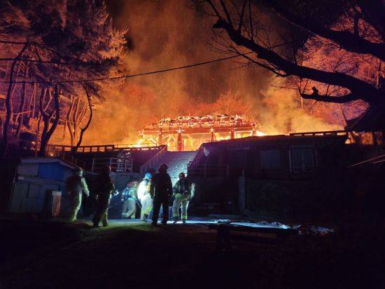 부산 영도구 봉래산에 있는 사찰에서 화재가 발생해 소방당국이 진화하고 있다. [이미지출처=부산경찰청]