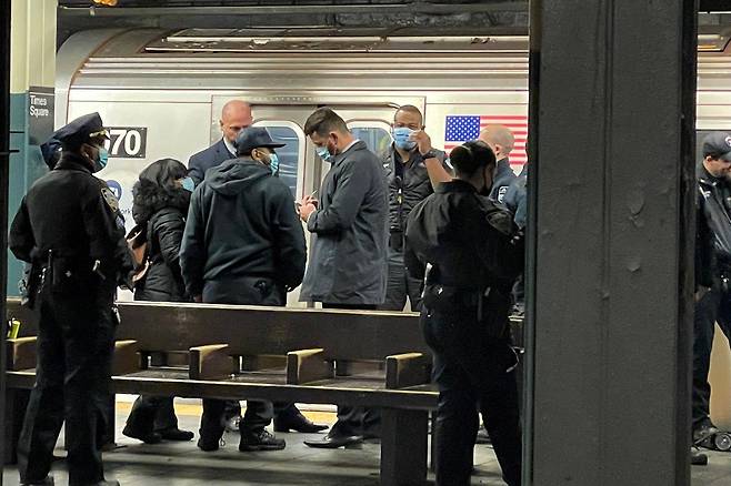 15일 뉴욕 맨해튼 최대 번화가인 타임스스퀘어 지하철역에서 40세 아시아계 여성이 낯선 이에게 선로로 밀쳐져 사망한 사건이 일어난 현장에서 경찰 등이 조사를 하고 있다. /뉴욕포스트