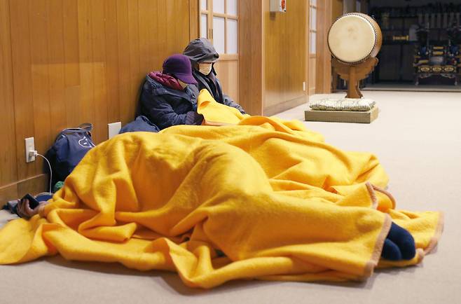 남태평양에서 발생한 해저 화산 분화의 영향으로 일본 이와테(岩手)현에 쓰나미경보가 내려진 가운데 16일 오전 이와테현 가마이시(釜石)시의 피난소에서 주민들이 머물고 있다. /연합뉴스