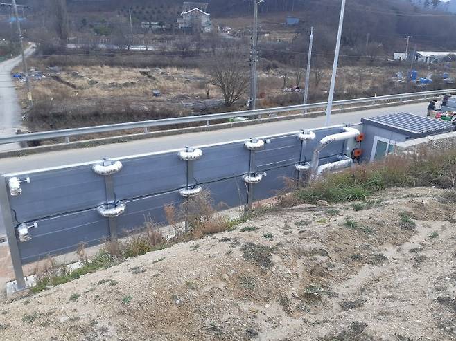 한국에너지기술연구원 연구진이 전기와 열을 생산하는 방음벽을 개발해 충남 계룡시 도로에 설치하고 운영 중이다. 한국에너지기술연구원 제공