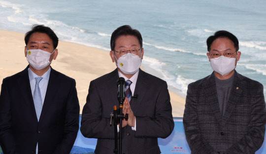 이재명 더불어민주당 대선 후보가 16일 강원도 고성군 통일전망대를 방문, 평화경제정책을 발표한 뒤 취재진의 질문에 답변하고 있다. <연합뉴스>