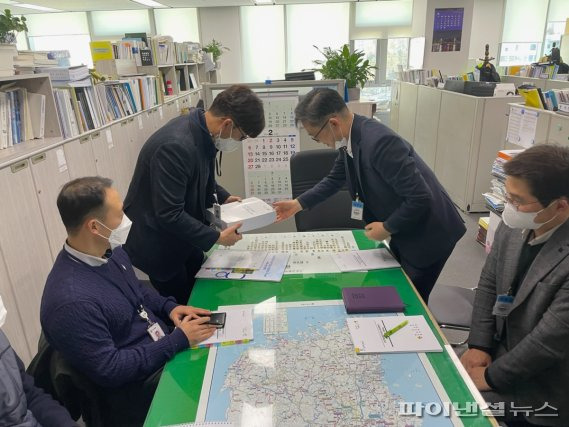 연천군 13일 한국건설기술연구원 일부 이전 건의문-서명부 국토교통부 전달. 사진제공=연천군