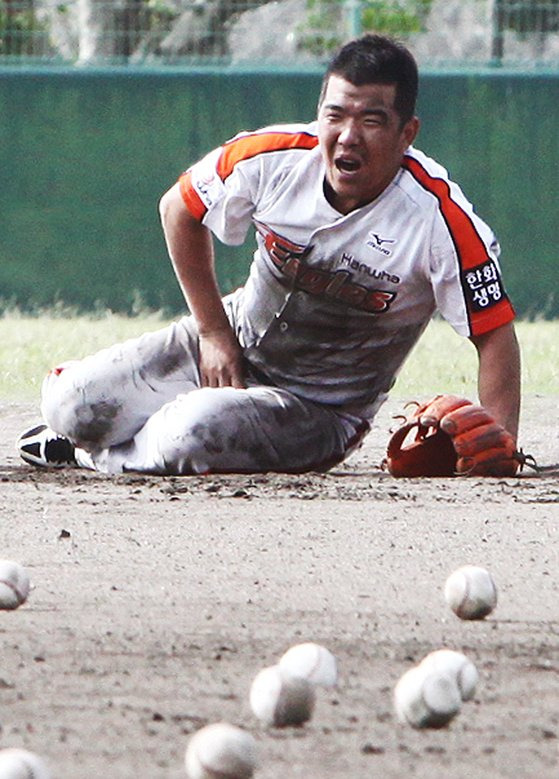 정근우가 한화 이적 후 다시 만난 김성근 감독으로부터 지옥의 펑고를 받은 후 유니폼이 더러워졌다. 한화 제공