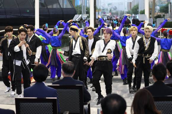 문재인 대통령과 김정숙 여사가 참석한 가운데 16일(현지시간) 아랍에미리트 두바이 엑스포 알 와슬 플라자에서 열린 두바이 엑스포 한국의 날 공식행사에서 그룹 스트레이 키즈가 공연을 하고 있다. 2022.01.16. [사진=뉴시스]