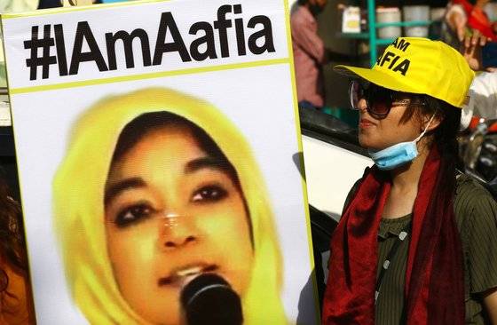 알카에다 활동 혐의로 체포돼 86년형을 받고 미국서 복역 중인 아피아 시디키의 석방을 요구하는 시위가 지난해 10월 파키스탄 카라치에서 열렸다. [EPA=연합뉴스]