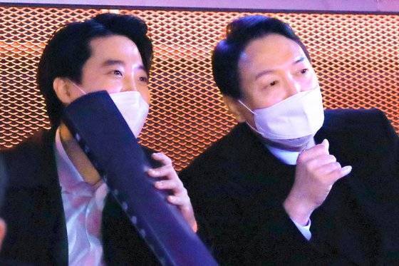 국민의힘 윤석열 대선 후보와 이준석 대표가 12일 온라인 게임 '리그오브레전드' 대회인 2022 LCK 스프링 개막전을 관전하고 있는 모습. [연합뉴스]