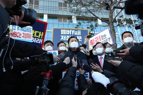 윤석열 대선 후보 배우자 김건희씨의 '7시간 통화 녹취록'을 보도 예고한 MBC를 항의 방문한 국민의힘 김기현 원내대표와 의원들이 14일 서울 마포구 상암동 MBC 사옥 로비에서 MBC 노조원들과 대치하고 있다. 연합뉴스