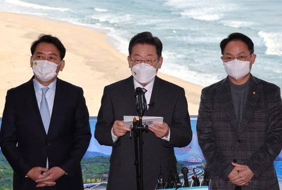 이재명 더불어민주당 대선 후보가 16일 강원도 고성군 통일전망대를 방문해 평화경제정책을 발표하고 있다. 연합뉴스