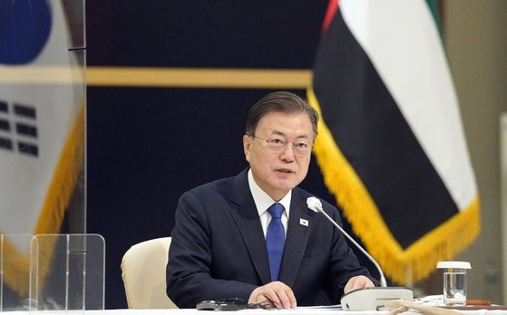 문재인 대통령이 16일(현지시간) 두바이 한 호텔에서 열린 한-UAE 수소협력 비즈니스 라운드 테이블에 참석, 발언하고 있다. 연합뉴스