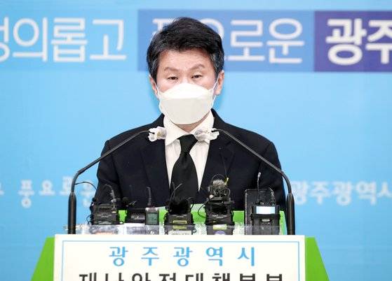 정몽규 HDC그룹 회장이 2021년 6월 10일 오전 광주시청 브리핑룸에서 광주 철거건물 붕괴 사고 관련 기자회견하고 있다. HDC(현대산업개발)는 전날 9명이 숨지고 8명이 다친 사고 발생지인 주택재개발 정비사업의 시공사다. 연합뉴스