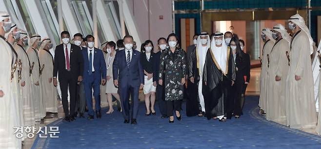 중동 3개국 순방길에 오른 문재인 대통령과 김정숙 여사가 15일 오후(현지시간) 첫 방문국인 아랍에미리트의 두바이 왕실공항에 도착하고 있다. 두바이/강윤중 기자
