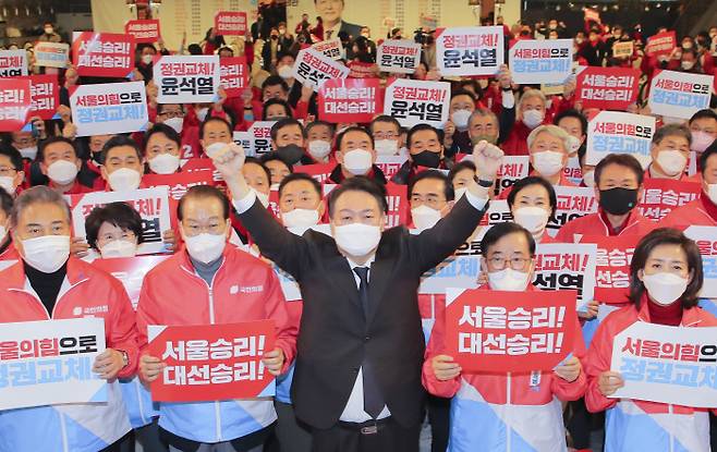 서울 선대위 출범식에서 두 손 번쩍 윤석열 국민의힘 대선 후보가 16일 서울 마포구 케이터틀에서 열린 서울 선대위 출범식에서 두 팔을 치켜들고 있다.  국회사진기자단
