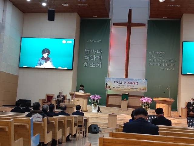 축시 낭독하는 김소엽 시인.