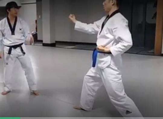 태권도 수련생이 등주먹 앞치기 시범을 보이고 있다. [유튜브 방배동 성인태권도 동영상 캡처]