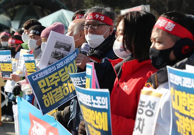 지난 14일 오후 서울 여의도 국회 앞에서 열린 전국택배노조 100인 단식 농성 돌입 기자회견에서 진경호 택배노조위원장이 발언하고 있다. [사진 출처 = 연합뉴스]