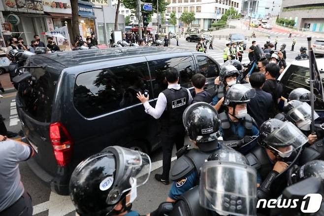 지난해 9월2일 오전 서울 중구 민주노총 사무실에서 경찰들이 양경수 민주노총 위원장 구속영장을 집행해 양경수 위원장 호송 차량이 종로경찰서로 향하고 있다./사진=뉴스1