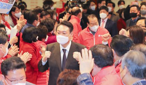 (서울=뉴스1) 이동해 기자 = 16일 서울 마포구 케이터틀에서 열린 국민의힘 서울 선대위 출범식에서 윤석열 후보가 입장하고 있다. 2022.1.16/뉴스1