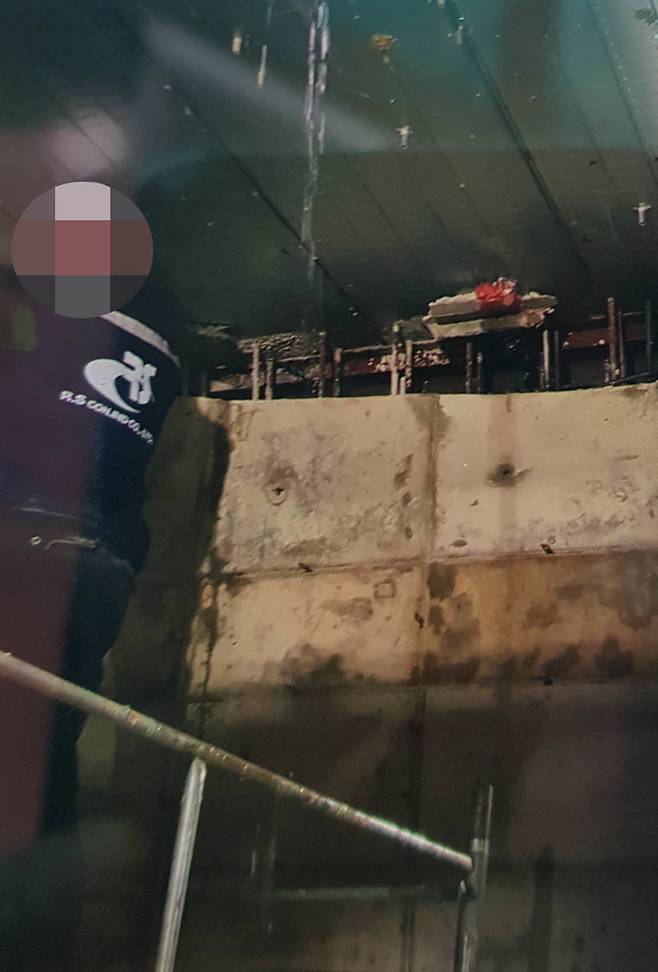 [광주=뉴시스] 변재훈 기자 = 광주 현대산업개발 신축 아파트 붕괴 사고 현장에서 지난해 3월께(추정) 공사 관계자가 촬영한 지하층 내부 모습. 사진 위쪽 철제 데크 플레이트로 보아 지하층 구조물인 것으로 추정된다. (사진=독자 제공) 2022.01.15. photo@newsis.com *재판매 및 DB 금지