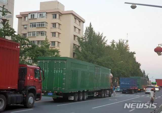 【단둥=뉴시스】 김성진 기자 = 지난 5일 오후 중국에서 북한으로 다시 넘어가기 위해 단둥 세관으로 들어서는 북한 트레일러 차량 10여대가 줄을 서 있었다. 2018.09.16. ksj87@newsis.com