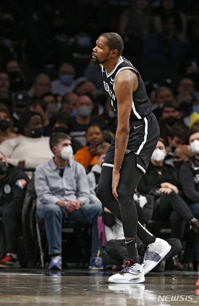 [뉴욕=AP/뉴시스] 브루클린 네츠의 케빈 듀란트가 16일 뉴욜리언스 펠리컨스와 2021~22 NBA 홈경기에서 상대 선수와 충돌한 뒤 무릎 통증을 호소하고 있다. 2022.01.16.