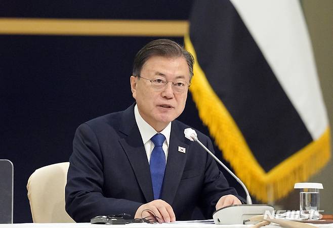 [두바이=뉴시스] 김진아 기자 = 문재인 대통령이 16일(현지시간) 아랍에미리트 두바이의 한 호텔에서 열린 한-UAE 수소협력 비즈니스 라운드 테이블에서 발언하고 있다. 2022.01.16. bluesoda@newsis.com