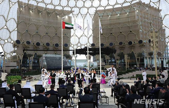 [두바이=뉴시스] 김진아 기자 = 문재인 대통령과 김정숙 여사가 16일(현지시간) 아랍에미리트 두바이 엑스포 알 와슬 플라자에서 열린 두바이 엑스포 한국의 날 공식행사에서 문화공연을 보고 있다. 2022.01.16. bluesoda@newsis.com