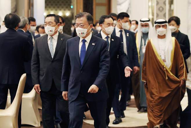 문재인 대통령이 16일(현지시간) 두바이 한 호텔에서 열린 한-UAE 수소협력 비즈니스 라운드 테이블에 입장하고 있다. 연합뉴스