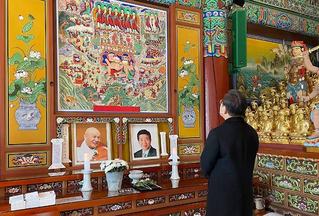 더불어민주당 이재명 대선후보가 16일 고 노무현 전 대통령 위패를 모신 강원도 양양군 낙산사 보타전을 방문 참배하고 있다. 연합뉴스