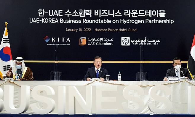 문재인 대통령이 16일(현지시간) 아랍에미리트(UAE) 두바이의 한 호텔에서 열린 ‘한-UAE 수소협력 비즈니스 라운드 테이블’에 참석해 발언을 하고 있다. 두바이=연합뉴스